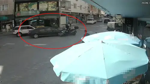 Orhangazi'de kaza anı kamerada: Sürücü hasarı kontrol edip kaçtı