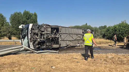Manavgat yolcularını taşıyan otobüs Sinanpaşa'da devrildi: 22 yaralı
