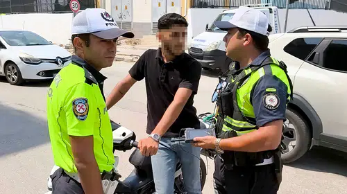 Adana'da motosiklet denetiminde 41 sürücüye 1 milyon 266 bin lira ceza: Kaçmaya çalışan sürücü araçların arasında yakalandı