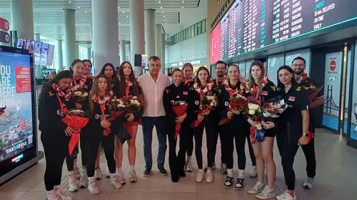 U17 Kız Voleybol Milli Takımı çiçeklerle karşılandı