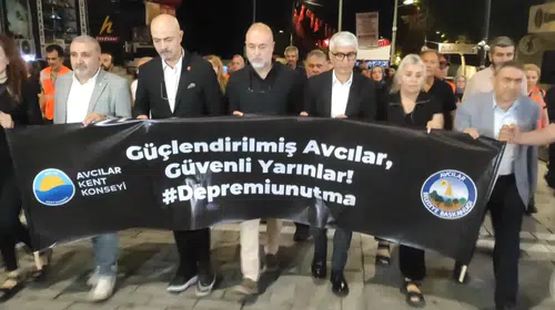 Avcılar’da 17 Ağustos’un 27. yılında karanfiller bırakıldı