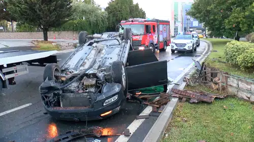 Yağış Ataşehir'de kazaya davetiye çıkardı: Otomobil takla attı, 2 yaralı