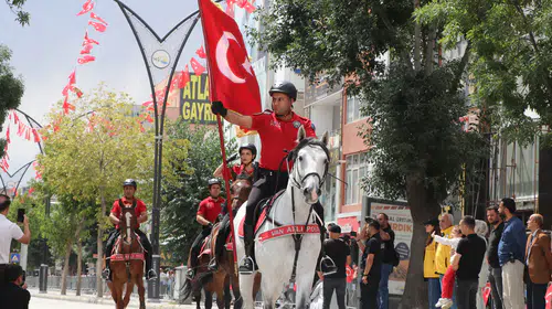 Van'da 30 Ağustos coşkusu: Atlı birlikler geçit töreninde alkış yağmuruna tutuldu