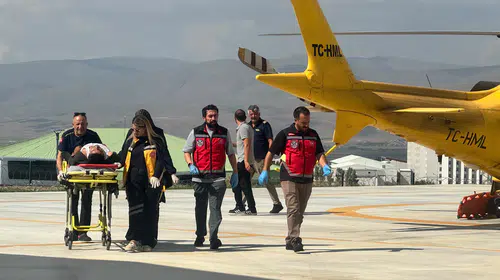 19 yaşındaki sürücü traktörün altından çıkarıldı: Helikopterle ulaştırıldığı hastanede kırıkları belirlendi