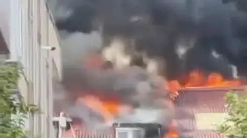 Bayrampaşa'da çatı katında yangın: İtfaiye seferber oldu