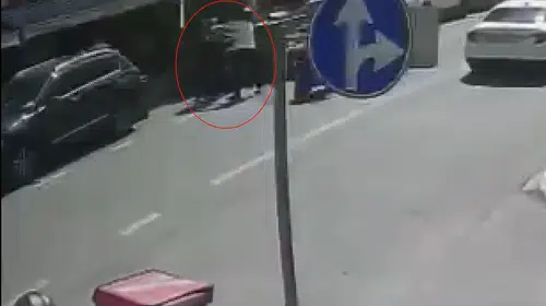 Motosikletini izinsiz çekti, yumruk yedi, bıçakladı: Şişli'de kanlı kavga kamerada