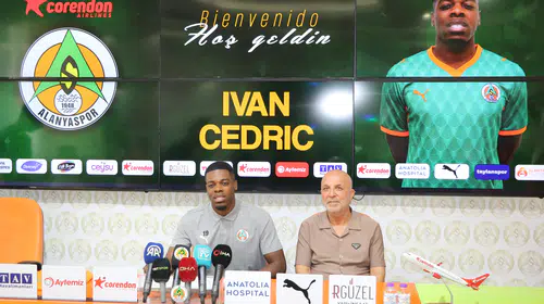 Alanyaspor'da imza töreni: Cedric 4 yıl Alanya'da