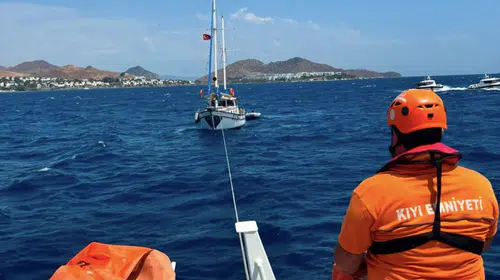 Bodrum açıklarında arızalanan teknede yardım çağrısı: 10 kişi kıyıya ulaştırıldı