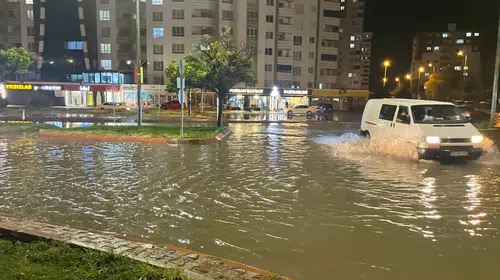 Kayseri'de sağanak sonrası kanalizasyon taştı: Yollar göle döndü, sürücüler zor anlar yaşadı