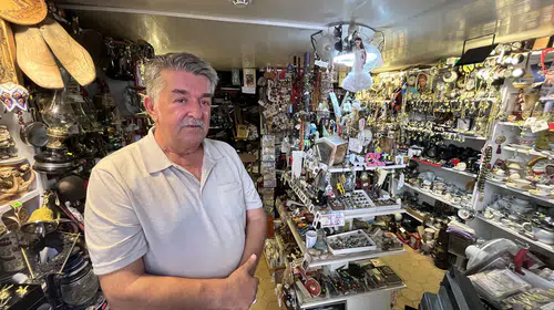 49 yıllık birikimini 15 metrekareye sığdırdı: Cengiz Bulut'un antika dükkanı geçmişe açılan kapı oldu