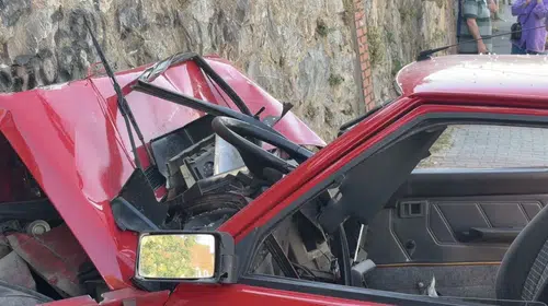 Ataşehir'de kontrolden çıkan otomobil duvara gömüldü: 1'i ağır 3 yaralı