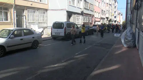 Fatih'te kentsel dönüşüm şantiyesinde korkutan an: Kepçe merdiven boşluğuna düştü, 2 yaralı