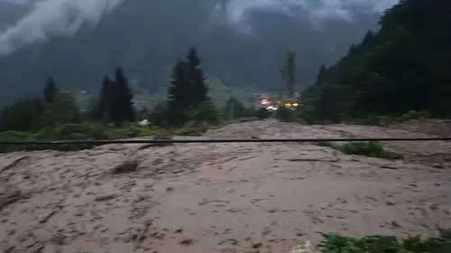 Uzungöl'de sağanak felaketi: Dere taştı, yollar çamur içinde kaldı
