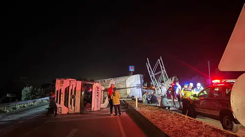 İzmir'de damperli TIR kazası ulaşımda aksamalara yol açtı