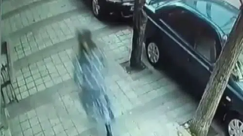 Kadın kılığındaki hırsızın peşine düşen mahalleli, güvenlik kamerasına yansıyan kovalamacanın ardından polise teslim etti