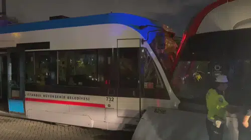 Zeytinburnu'nda tramvay kazası: T1 hattında kafa kafaya çarpışma, yaralılar var
