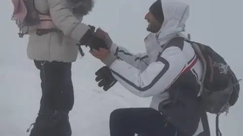 Ağrı Dağı'nın 5 bin metrelik zirvesinde romantik anlar: Evlilik teklifleri rüzgara karşı yapıldı