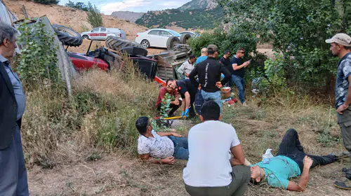 Suşehri'nde traktör şarampole devrildi: 4 yaralı hastaneye kaldırıldı