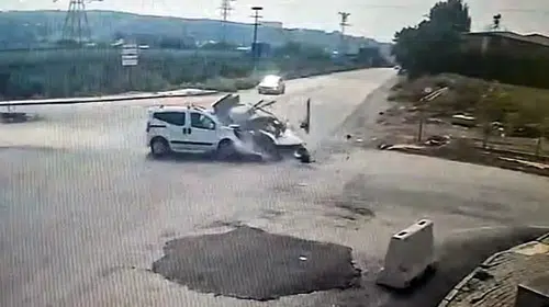 Osmaniye'de kavşakta çarpışan araçlarda sıkışan 2 kişi itfaiyenin çabasıyla kurtarıldı
