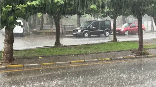 Efeler’de öğle sağanağı yolları suyla doldurdu: Trafik aksadı