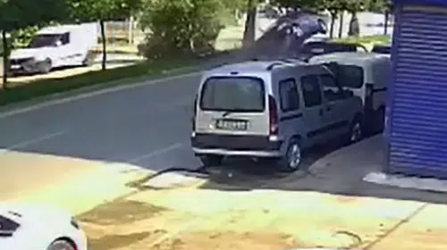 Seyhan’da ağaca çarpan otomobilin yaralıları hastaneye kaldırıldı
