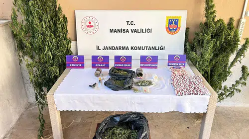 Alaşehir'de 21 adrese eş zamanlı baskın: 656 gram kubar esrar ve yüzlerce hap ele geçirildi