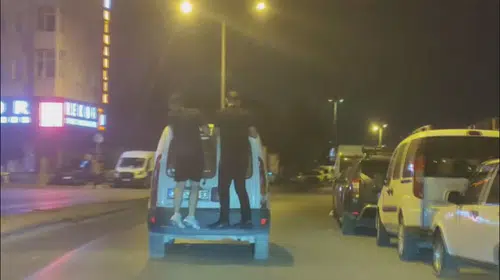 Hareket halindeki aracın arkasında iki kişilik tehlikeli yolculuk