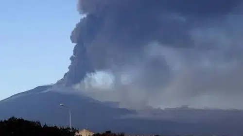 İtalya'da Etna Yanardağı'nın Kül Püskürtmesi Uçuşları Aksattı