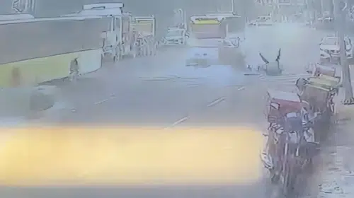 Kağıthane'de motokurye kazası: Park halindeki otomobile çarpan motosiklet takla attı
