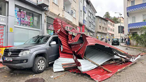 Şavşat'ta fırtına dehşeti: Uçan çatı 3 aracı ezdi, işçi son anda kurtuldu