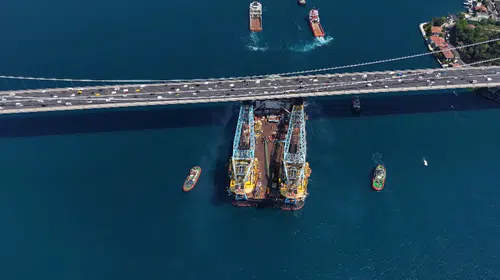 Mühendislik harikası Saipem 7000 Boğaz geçişini tamamladı