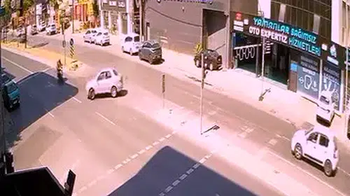 Avcılar'da yasak dönüş kazası sonucu ağır yaralanma yaşandı
