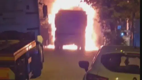 Sultangazi'de hafriyat kamyonu alev alev yandı