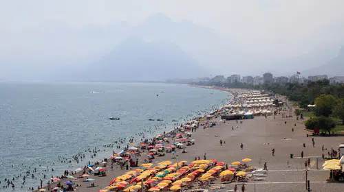 Antalya'da nem bulutları kenti kapladı: Hissedilen sıcaklık 42 dereceye ulaştı
