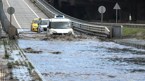 Samsun'da Şiddetli Yağış Ulaşımı Felç Etti