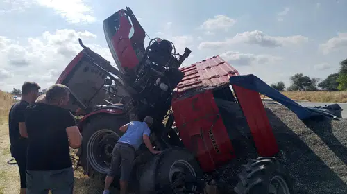 Uzunköprü'de traktör kazası: Ayçiçeği yüklü römork devrildi, 2 yaralı