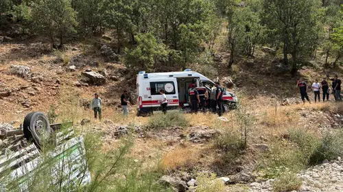 Kahta'da kamyonet şarampole yuvarlandı: 73 yaşındaki sürücü hayatını kaybetti