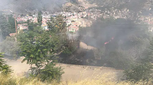 Tokat'ta metruk binaya ulaşan yangının nedeni araştırılıyor