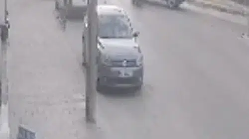 Akyazı’da geri dönüş yapan otomobille çarpışan motosikletli yaralandı