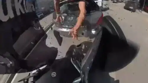 Bursa'da motosiklet kazasında kask kamerası dehşeti kaydetti: Sürücü metrelerce savruldu