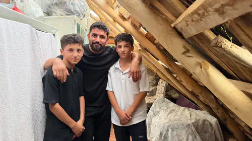 Yüksekova'da ikiz kardeşlerin evi dernek desteğiyle tamamlanacak