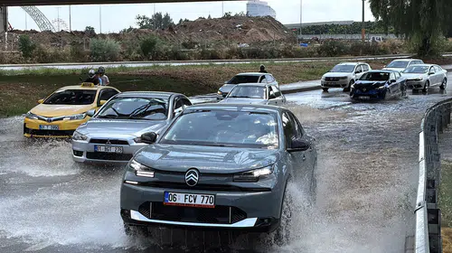 Adana’da sağanak trafiği durdurdu, uçan çatı elektrik tellerine düştü