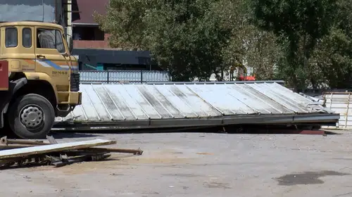 Sultanbeyli'de vinç halatı kopunca çelik çatı işçilerin üzerine düştü: 1'i yoğun bakımda