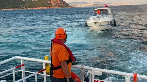 Kınalıada açıklarında arızalanan tekne kurtarıldı