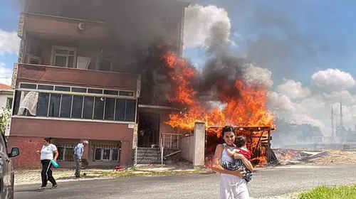 Çorlu’da yangın sırasında kardeşini kucağında taşıdı