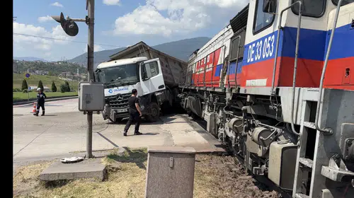 Karabük’te lokomotif ile demir yüklü TIR çarpıştı