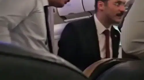 Sağlık Bakanı uçuş sırasında hastalanan yolcuya müdahale etti