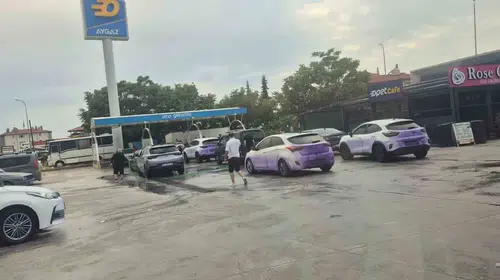 Afyonkarahisar’da yola dökülen madde araçları mora boyadı