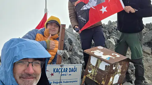 Kaçkar'ın Zirvesinde Zafer Coşkusu: 7 Saatlik Tırmanışın Ardından Bayrak Açtılar
