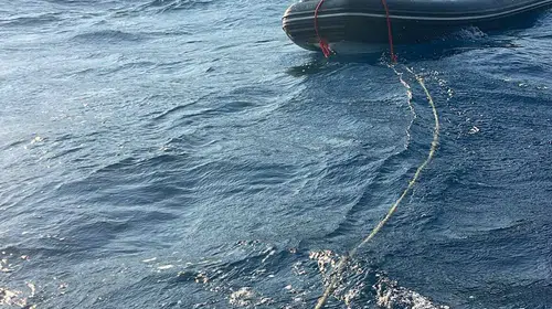 Menteşe’de lastik botla mahsur kalan kişiyi esnaf kurtardı